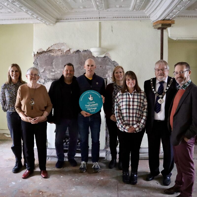 Photograph of Plas Gunter Mansion Trust trustees, volunteers, Abergavenny Mayor, Phil Bowyer and Director of the Heritage Fund in Wales, Andrew White.