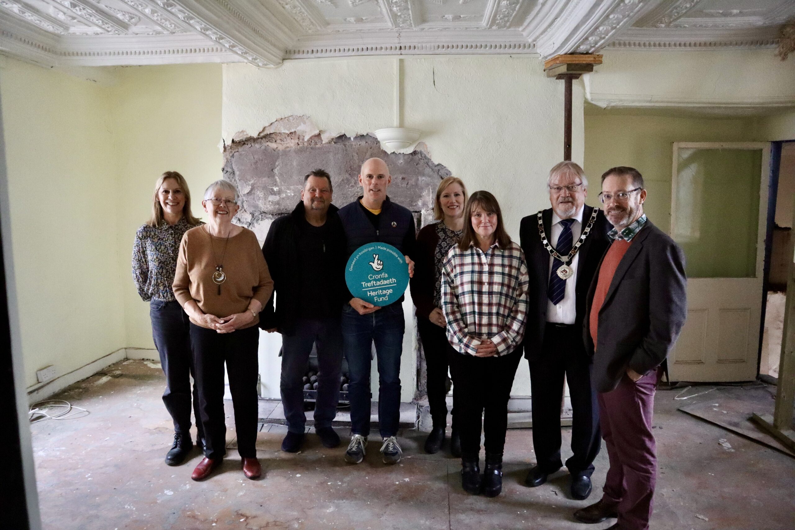 Photograph of Plas Gunter Mansion Trust trustees, volunteers, Abergavenny Mayor, Phil Bowyer and Director of the Heritage Fund in Wales, Andrew White.