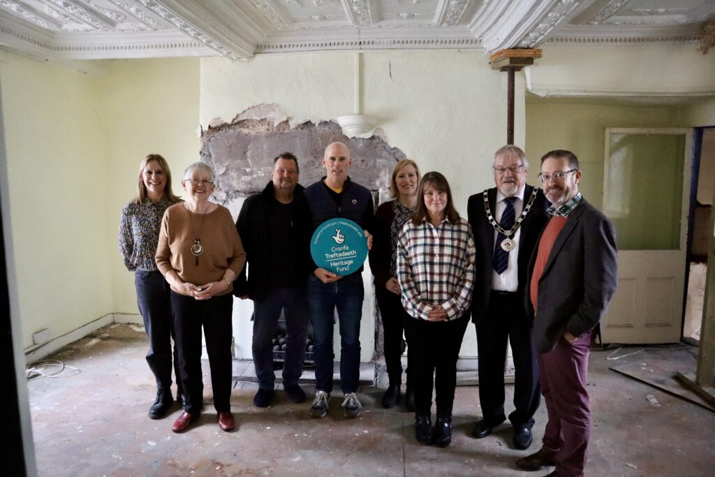 Photograph of Plas Gunter Mansion Trust trustees, volunteers, Abergavenny Mayor, Phil Bowyer and Director of the Heritage Fund in Wales, Andrew White.